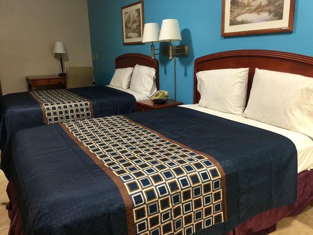 Фото Texas Inn and Suites City Center at University Dr