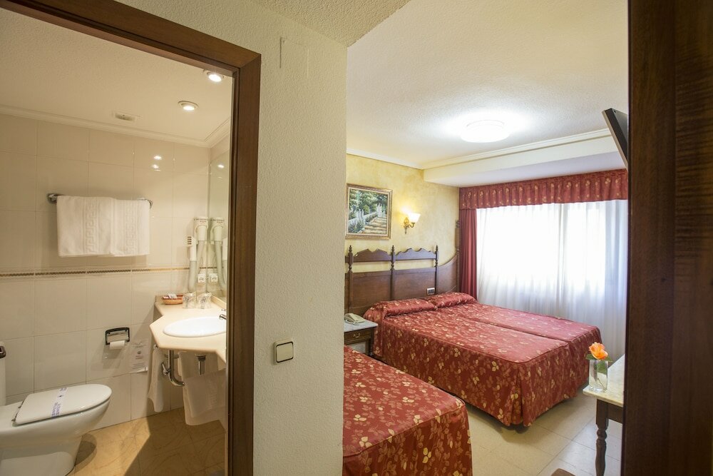 Фото Hotel Reyes Catolicos