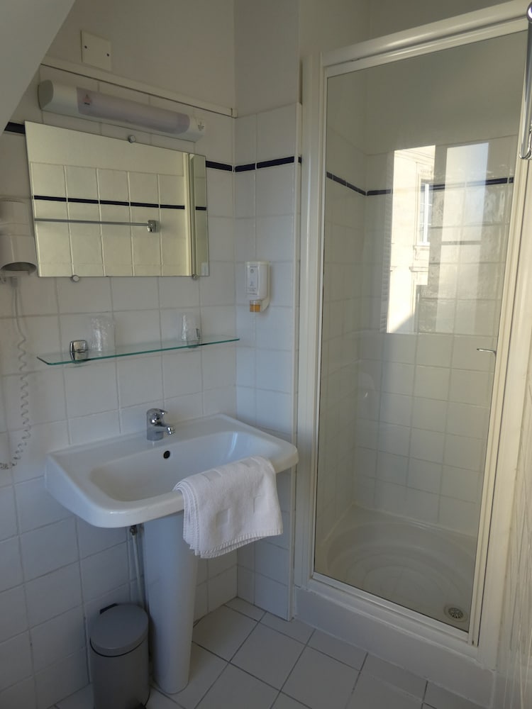 Фото Brit Hotel Des Grands Hommes Bordeaux Centre