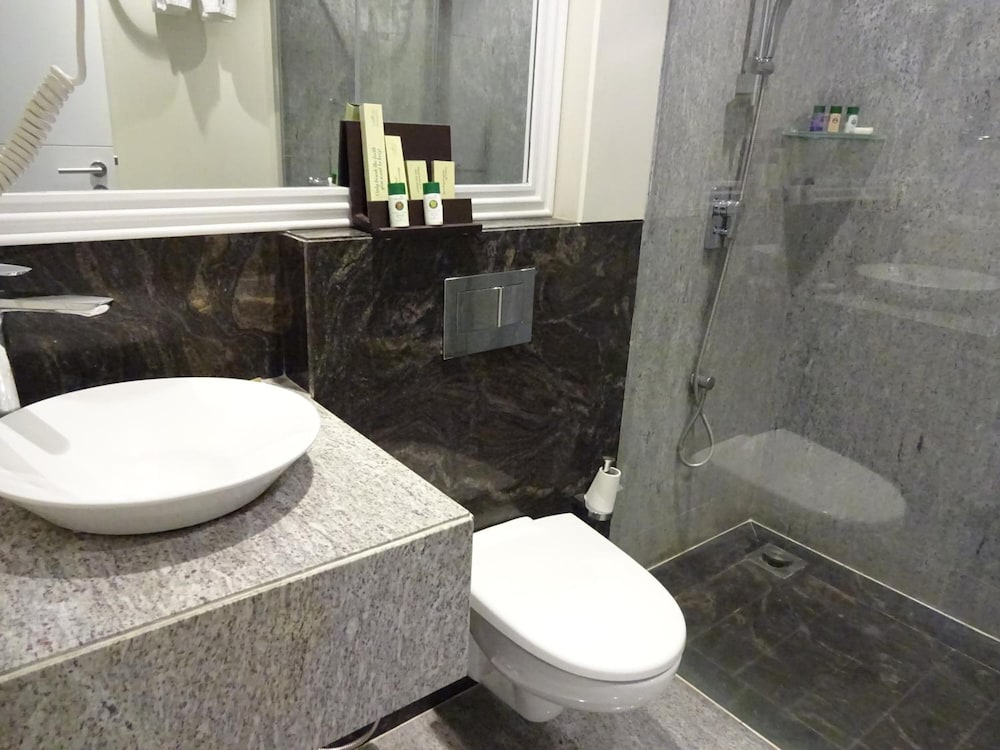 Фото Amanora The Fern Hotels & Club