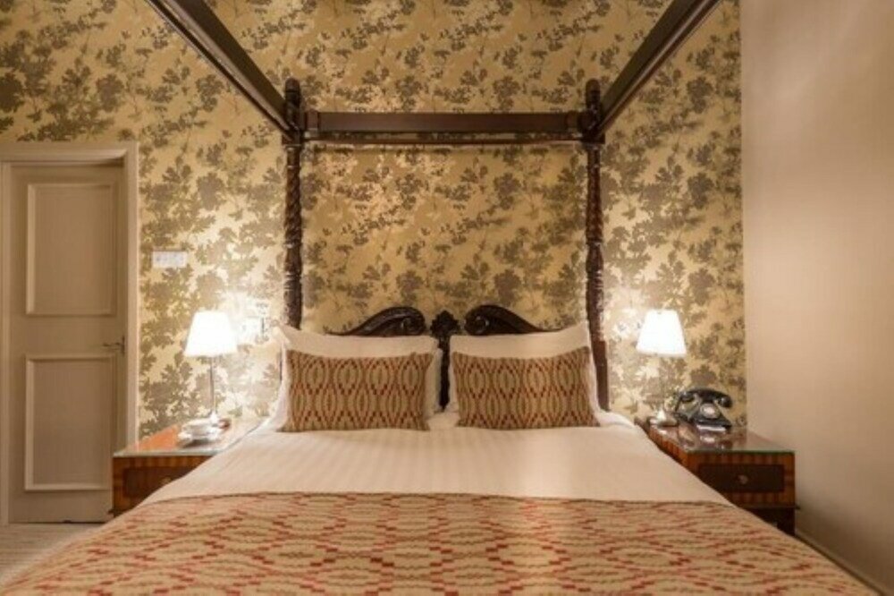 Фото The Crown Manor House Hotel