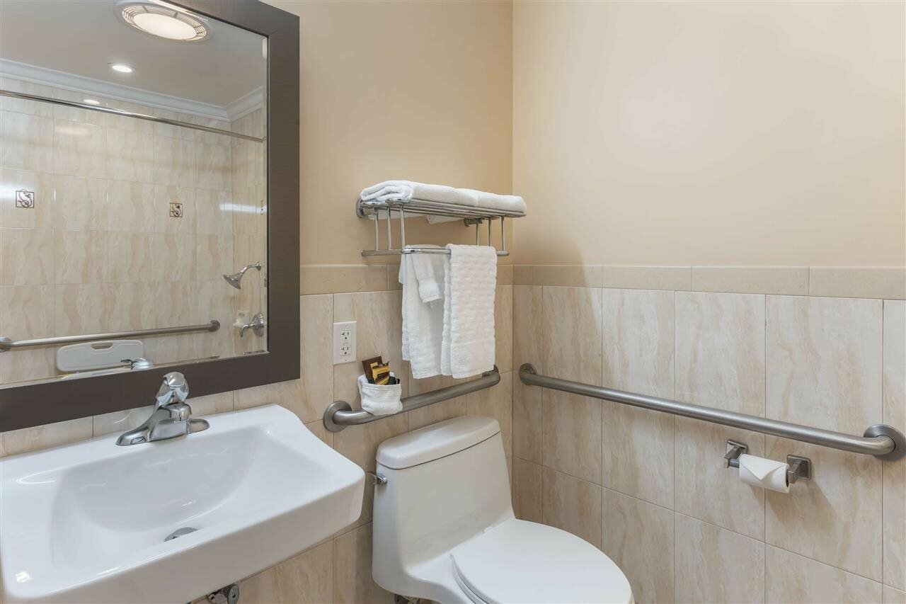 Фото Best Western Plus Airport Plaza