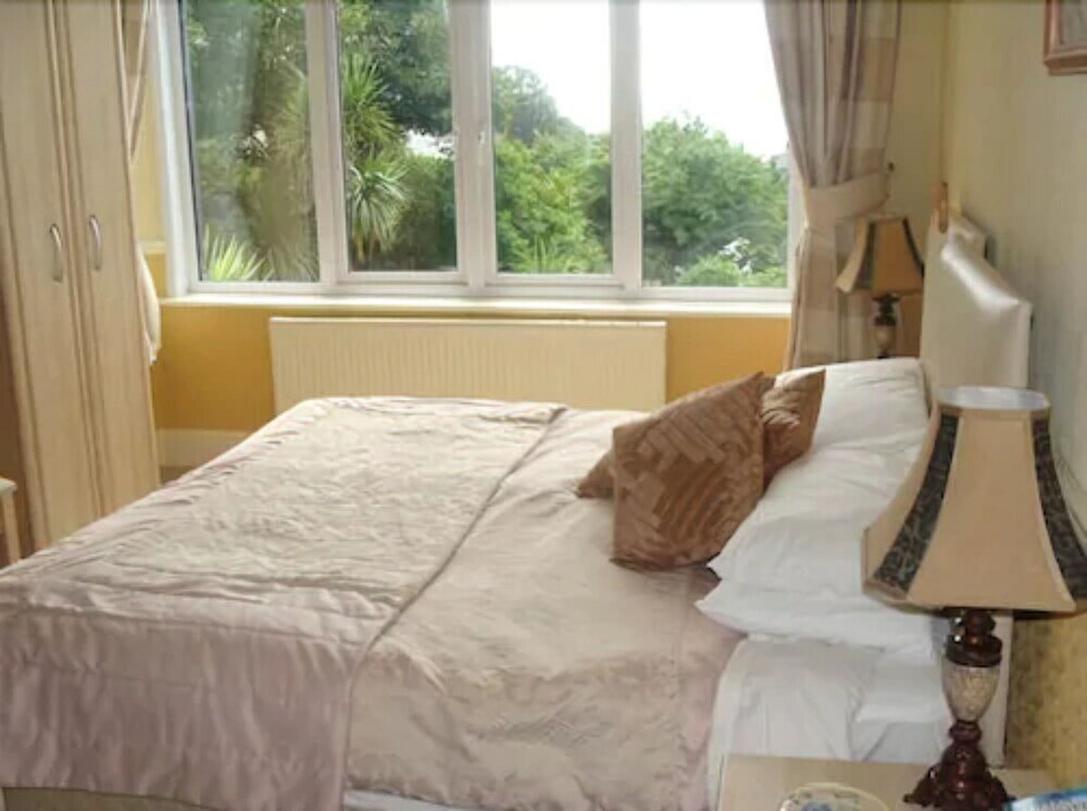 Фото Tudor Court Hotel