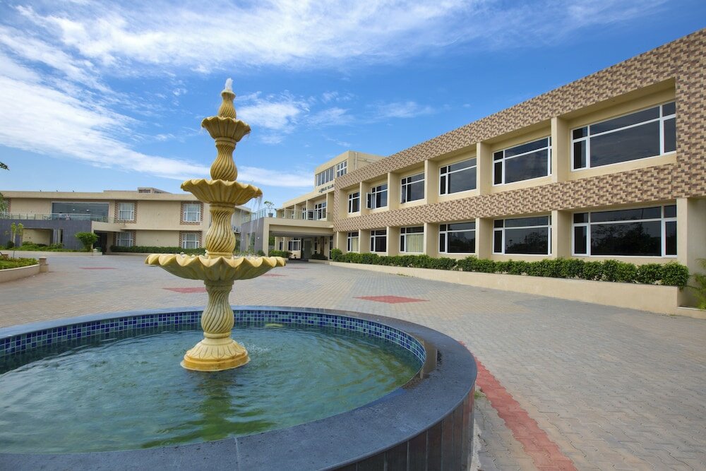 Фото Landmark Pallavaa Beach Resort