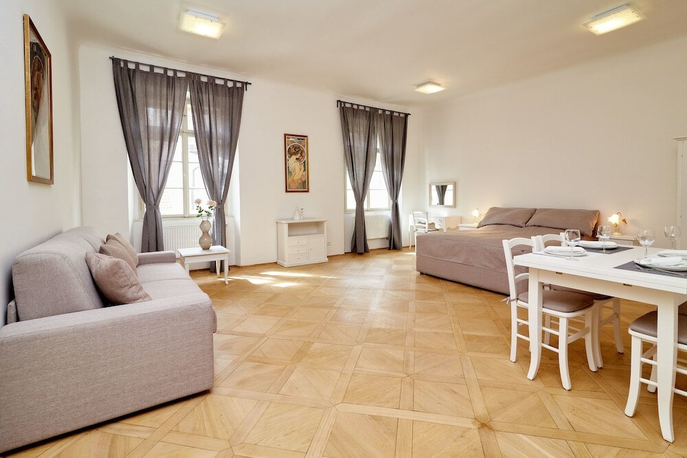 Фото Three Golden Crowns Apartments