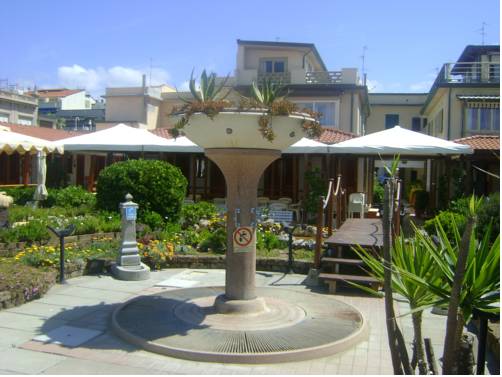 Фото Hotel La Petite Maison