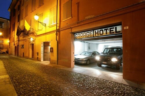 Гостиница Hotel Cervetta 5 в Модене