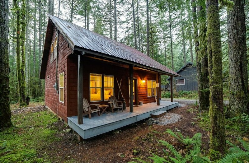 Жильё посуточно Holiday Home 12gs Cabin W Sweet Covered Porch!