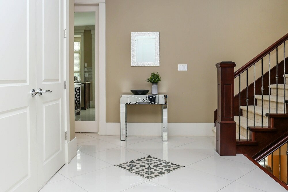 Фото Grand 4 Bedroom Vacation House near Vancouver Downtown