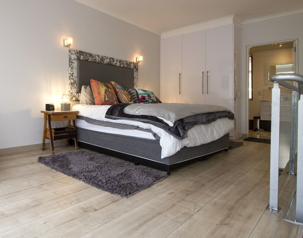 Фото Trendy 1-br City Center Apt