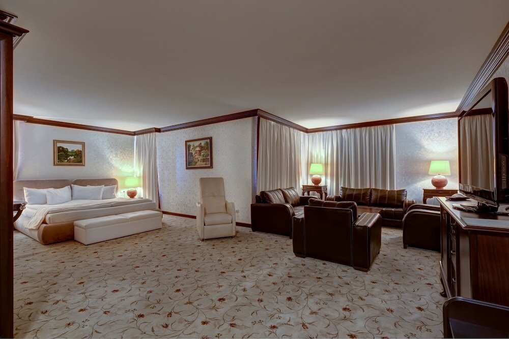 Фото Shiroka Laka Hotel