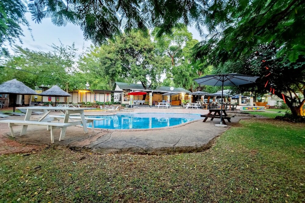 Фото Shoestrings Backpackers & Bar