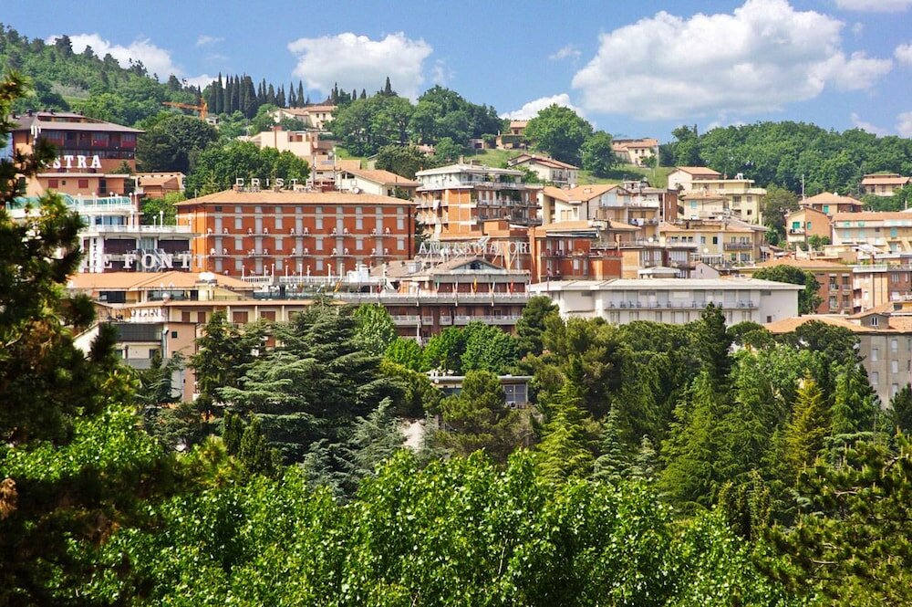 Фото отеля 2