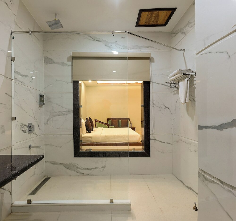 Фото Leela Grande Hotel