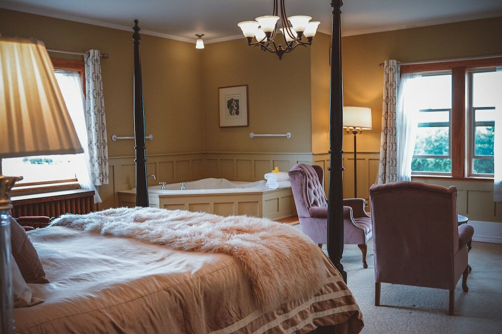 Фото Dashwood Manor Seaside Bed & Breakfast