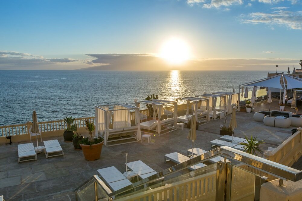 Фото Pearly Grey Ocean Club Apartments & Suites