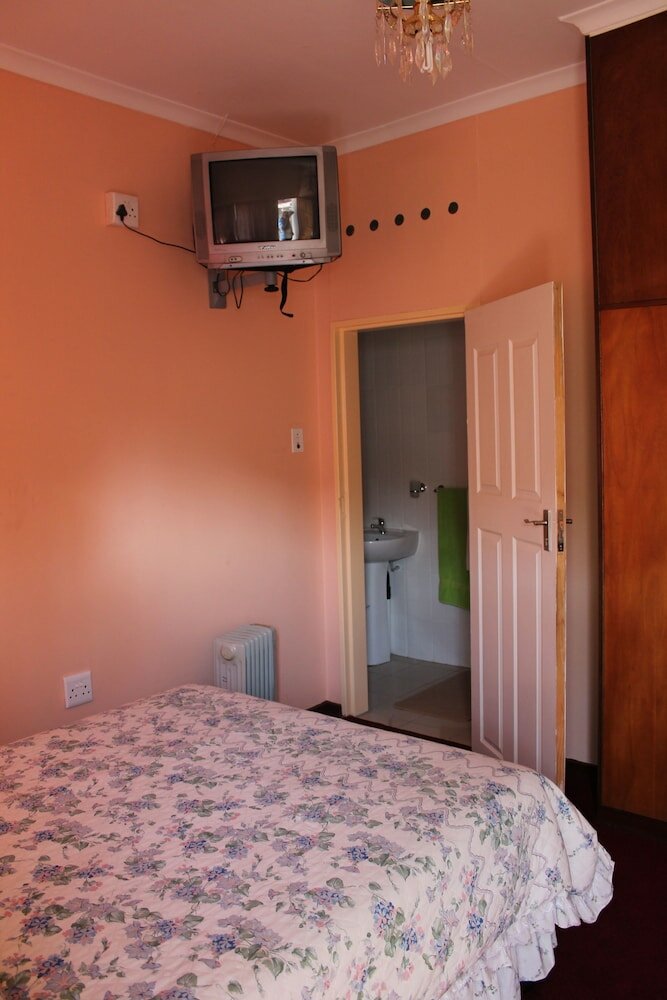 Фото Mohlongwafatshe Guest House