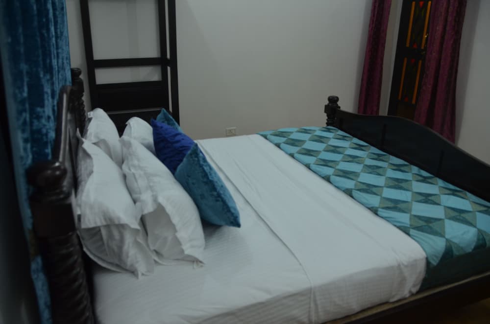 Фото The Golden House