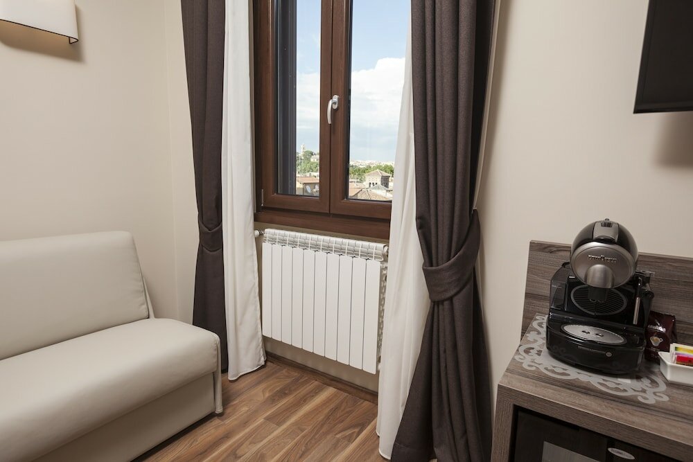 Фото Window on Rome