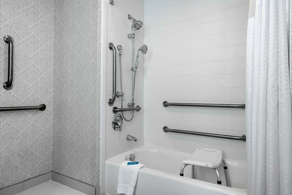 Фото Holiday Inn Express & Suites Charlotte Airport, an Ihg Hotel