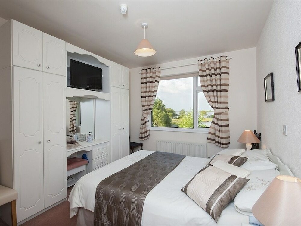 Фото The Waterfront House Country Home