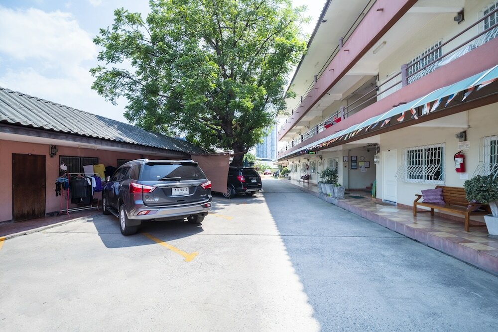 Фото Oyo 838 Aromdee Apartment