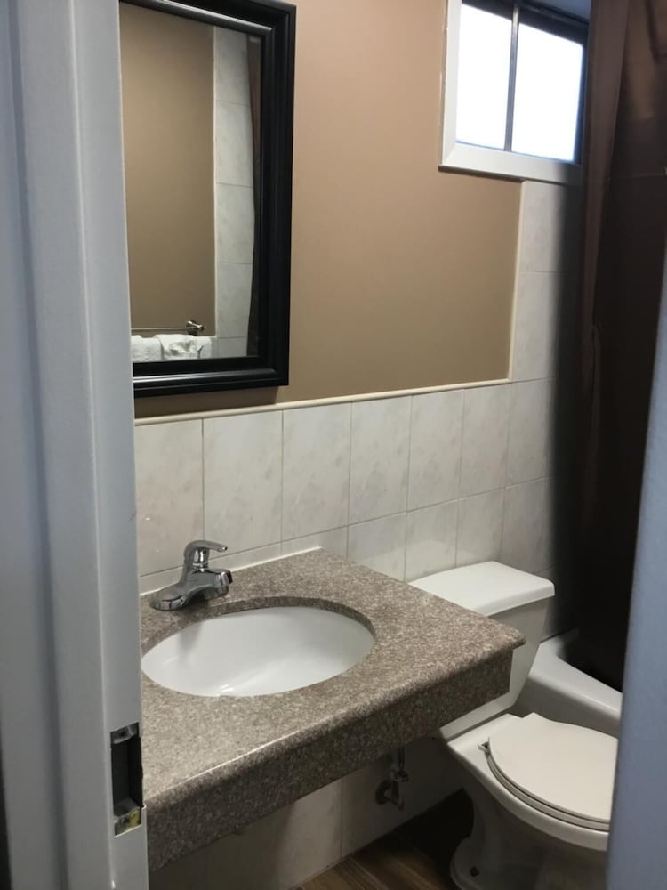 Фото Americas Best Value Inn Avenel Woodbridge