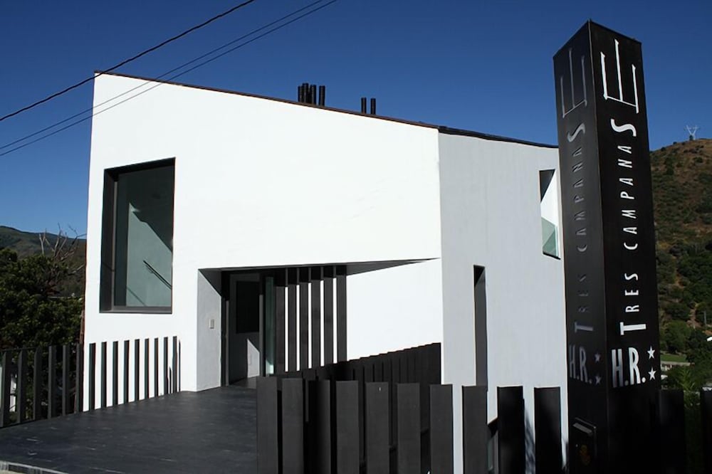 Фото Hostal Tres Campanas