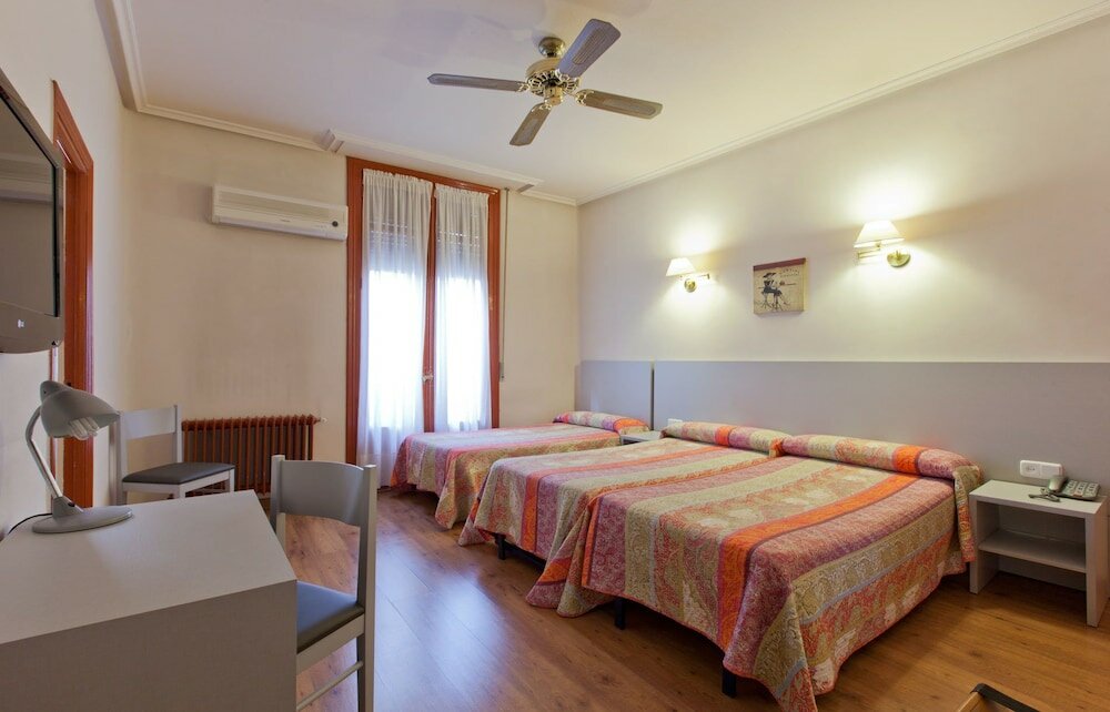 Фото Hostal Andorra