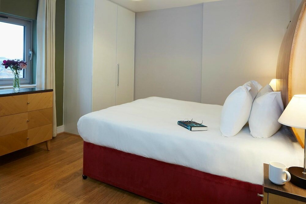 Фото Marlin Aldgate Tower Bridge