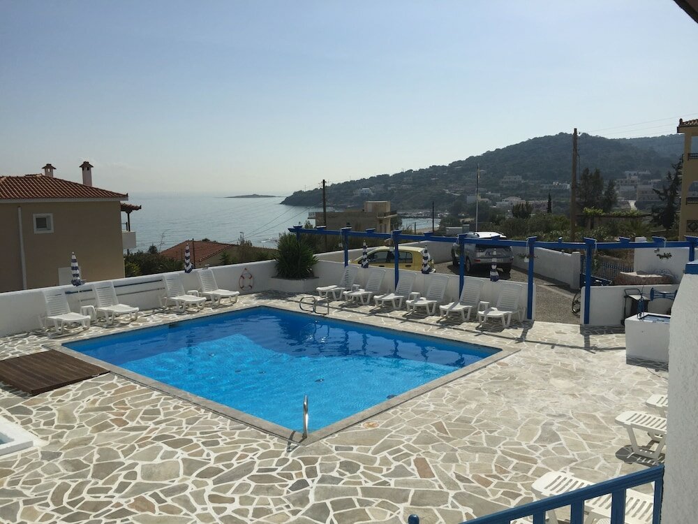 Фото Blue Dolphin Studios & Apartment