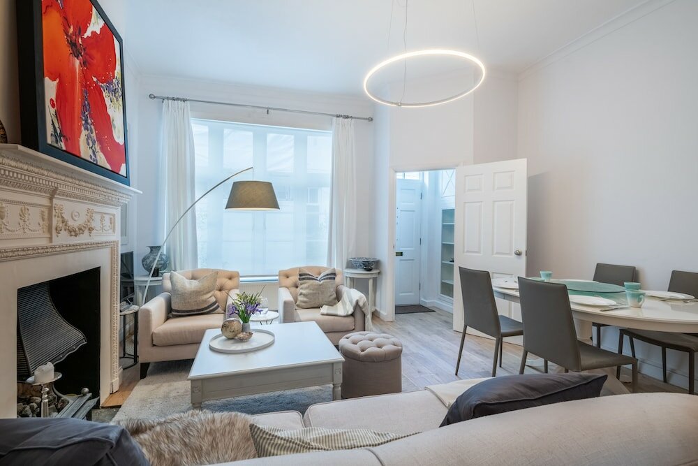 Фото Classic Belgravia Home by Victoria Station by Underthedoormat