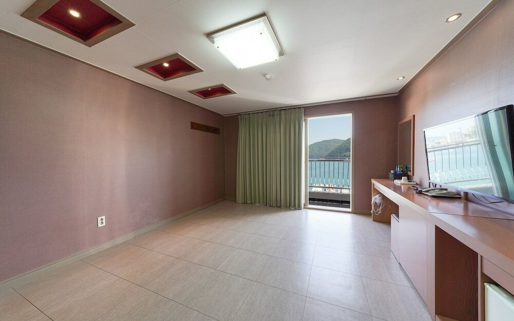 Фото Geojedo Jangseungpo Vision