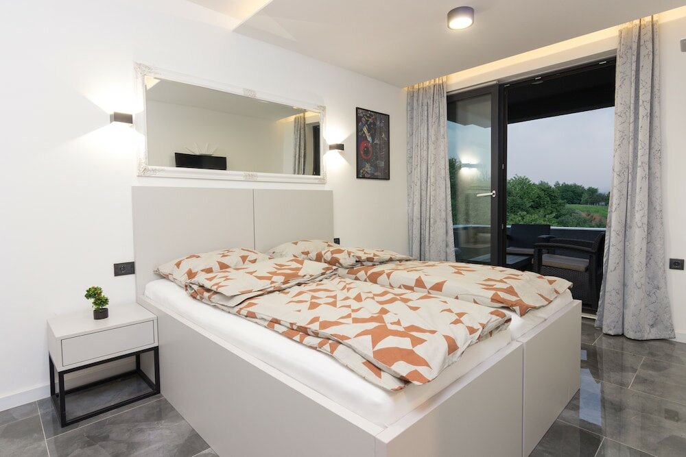 Фото Deluxe Feliciano Apartments