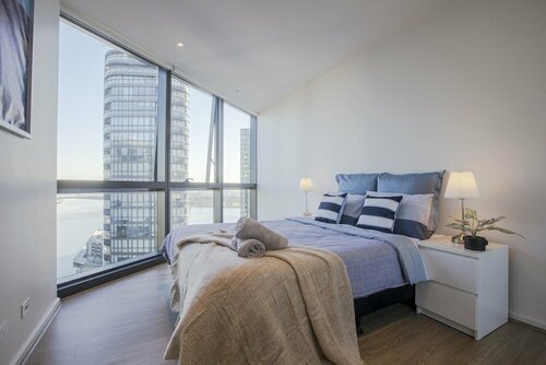 Гостиница Docklands high level 1 Bedroom Apartment with pool by KozyGuru в Мельбурне