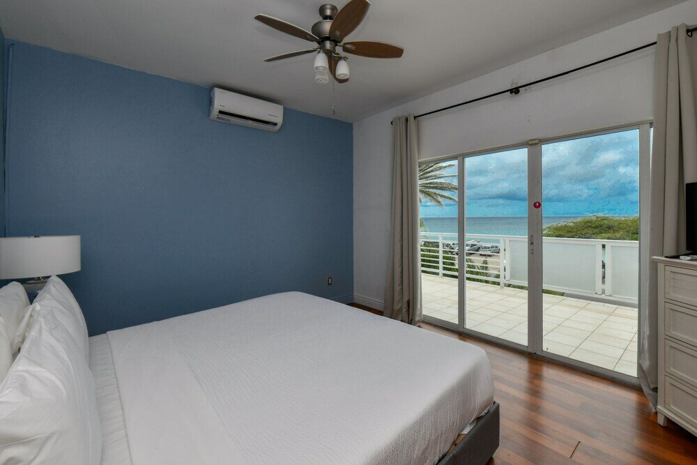 Фото Direct Ocean Front Villa With Private Pool + View! Boca Catalina Malmok!