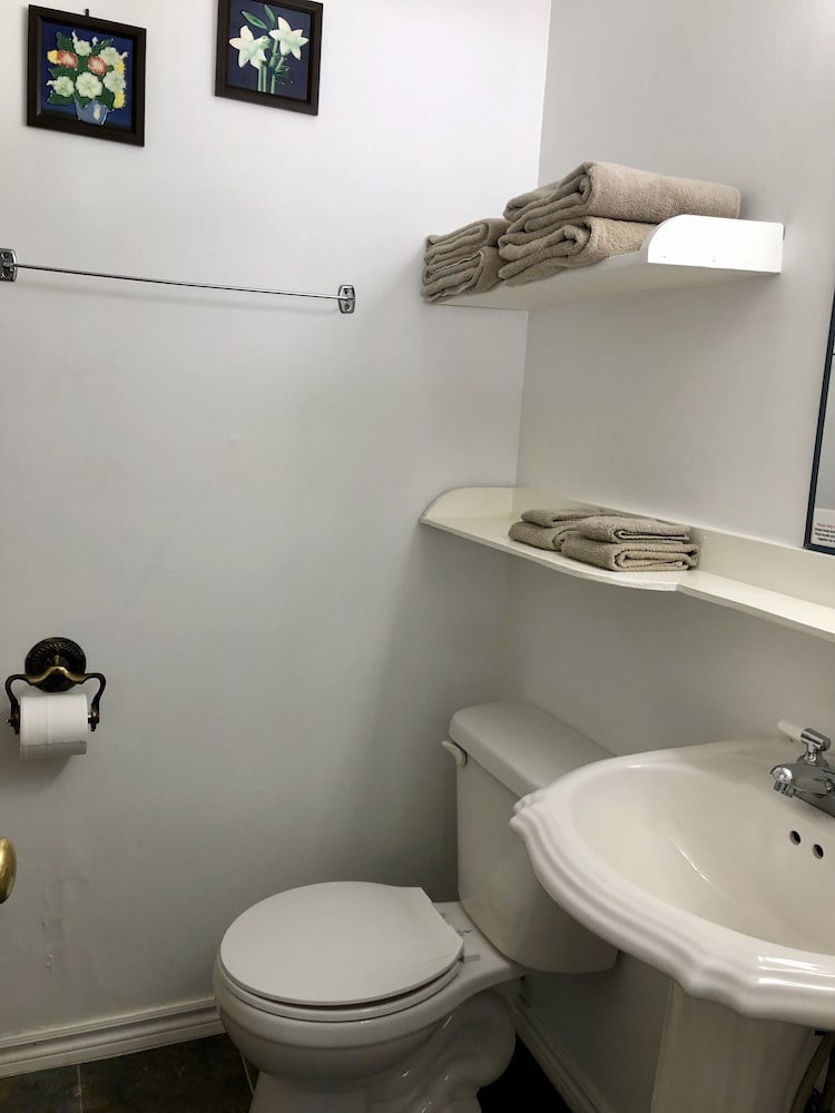 Фото Edgewater Motel & Campground