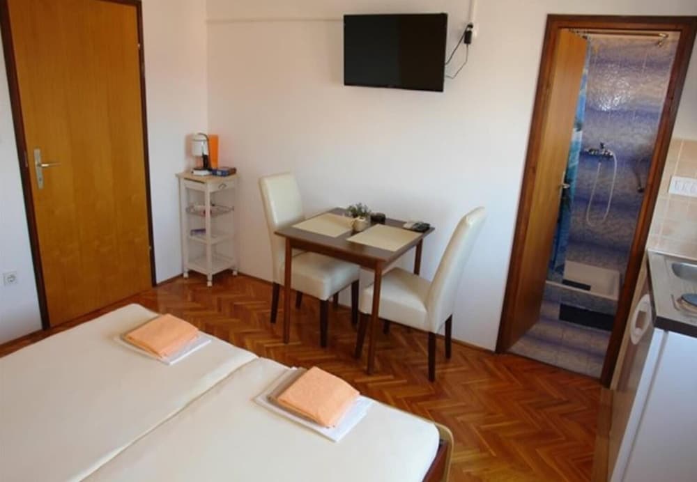 Фото Ognjen - Family Apartments With Free Parking - Sa3