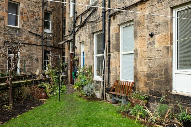 Гостиница Spacious 2 Bedroom House Near The Meadows в Эдинбурге