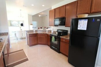 Фото 929 Emerald Green Court Pool! 4 Bedroom Home by Redawning