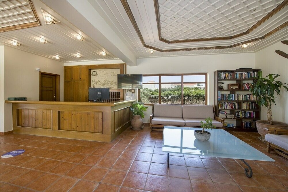 Фото Omega Platanias