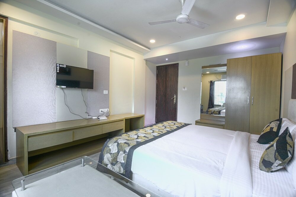 Фото Hotel Pal Residency