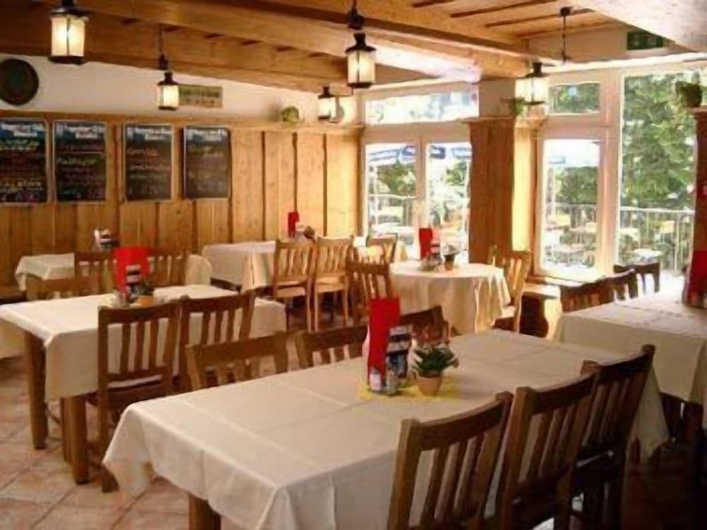 Фото Euro Youth Hotel & Krone