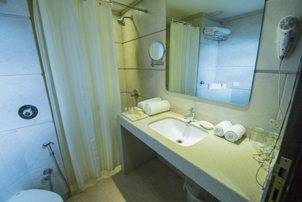 Фото Neelams The Glitz