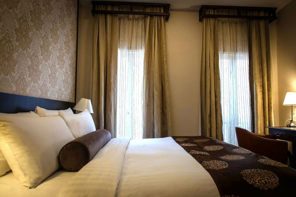 Фото Village Hotel Albert Court by Far East Hospitality