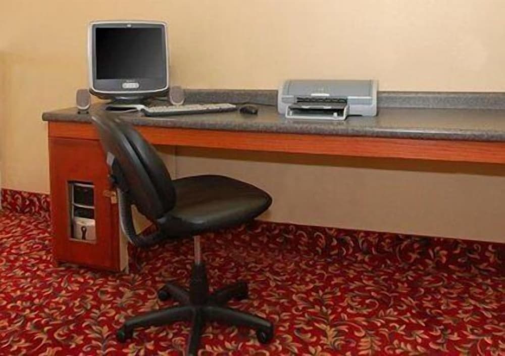 Фото Comfort Suites Fairgrounds West