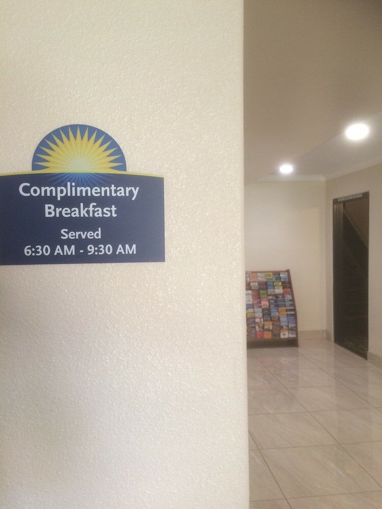Фото Days Inn by Wyndham Indio