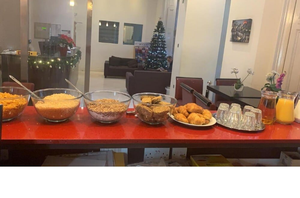 Фото Cromwell International Hotel