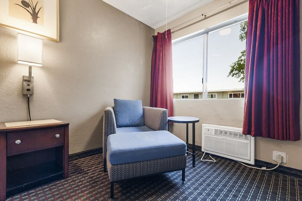 Фото Heritage Inn Express Hayward