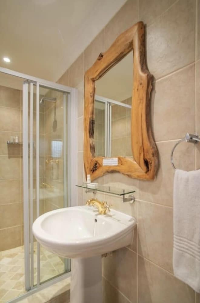 Фото Bantry Beach Luxury Suites